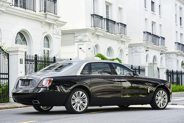 Về truyền động, Rolls-Royce Ghost thế hệ mới được trang bị động cơ V12 6.75L tăng áp kép, giống như trên Cullinan, cho ra công suất tối đa 563 mã lực và 850 Nm mô-men xoắn cực đại. Đi kèm với đó là trang bị hộp số tự động ZF 8 cấp và hệ dẫn động 4 bánh.