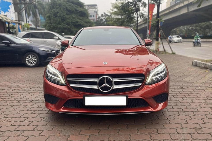 Khi mới ra mắt thị trường Việt nam vào tháng 2/2019, giá xe Mercedes-Benz C200 2019 được niêm yết chính hãng là 1,499 tỷ đồng. Chiếc xe trong bài viết này đang được chào bán trên sàn xe cũ khoảng hơn 1,3 tỷ đồng (chưza thương lượng). Đây được xem là chiếc xe vừa tầm giá cho người dùng muốn có một chiếc xe sang "hàng lướt" thương hiệu Đức.