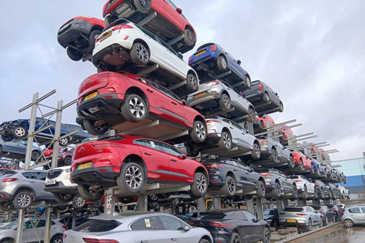 Jaguar I-Pace chạy điện từng được xem là một cuộc cách mạng trong dòng crossover điện cao cấp, với tham vọng đi trước các đối thủ châu Âu nhiều năm. Ra mắt vào năm 2018 và giành danh hiệu "Xe của năm" vào 2019, I-Pace sở hữu thiết kế tinh tế cùng những công nghệ tiên tiến, được kỳ vọng sẽ mang lại thành công lớn cho thương hiệu Anh quốc.