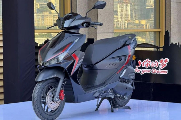 Đây có lẽ là phong cách thiết kế đặc trưng cho các mẫu xe ga ở thị trường Trung Quốc, Ấn Độ. Còn ở khu vực Đông Nam Á thì xe ga thường sử dụng vành 14 inch. Điều đó cho thấy, người tiêu dùng ở mỗi quốc gia và khu vực lại có những xu hướng, thị hiếu thẩm mỹ riêng.