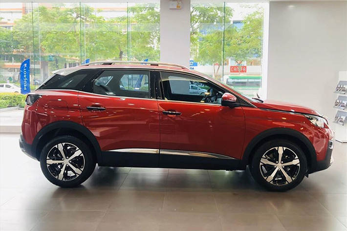 Cụ thể, với mức giảm 50 triệu đồng, bản tiêu chuẩn Peugeot 3008 2020 mới sẽ được cắt bỏ cửa sổ trời panorama, giá nóc, cảm biến va chạm trước, gương chống chói tự động cùng một số tính năng an toàn chủ động như cảnh báo điểm mù và cảnh báo chệch làn đường. Nội thất cũng được thay một số chi tiết vải thành ốp carbon với ghế ngồi khâu chỉ cam có phần thể thao hơn.