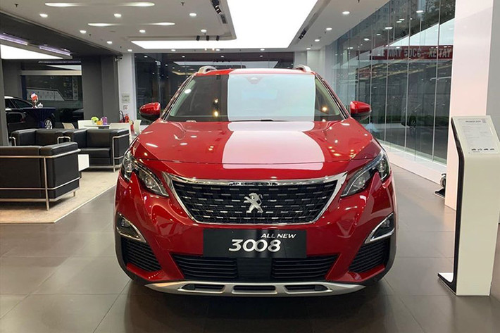 Vì chỉ là bản lược bớt trang bị, 2 phiên bản tiêu chuẩn của Peugeot 3008 và 5008 vẫn giữ nguyên tổng thể thiết kế. Bên cạnh đó, động cơ dưới nắp ca-pô vẫn là loại tăng áp, dung tích 1.6L sản sinh công suất tối đa 165 mã lực và mô-men xoắn cực đại 245 Nm. Trang bị hộp số vẫn là loại tự động 6 cấp, đi kèm hệ dẫn động cầu trước.