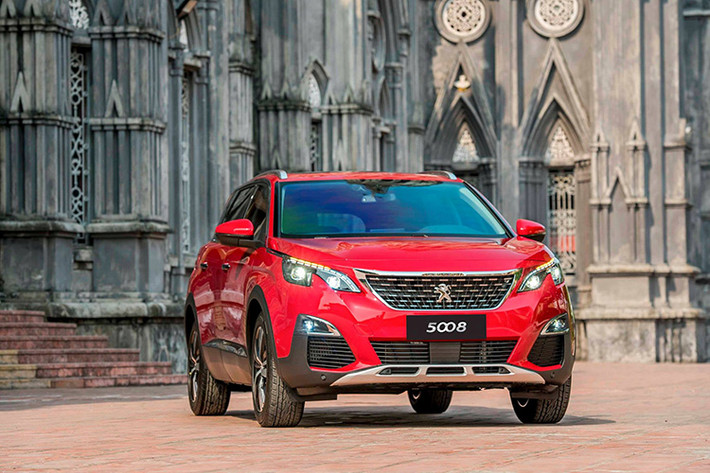 Trong khi đó, Peugeot 5008 2020 mới tại Việt Nam lại cắt bỏ nhiều trang bị hơn để hạ được mức giá tới 150 triệu đồng so với bản “full option”. Theo đó, bản tiêu chuẩn của mẫu xe này không còn cửa sổ trời panorama, giá nóc, cốp sau không còn tính năng mở điện hay đá cốp.