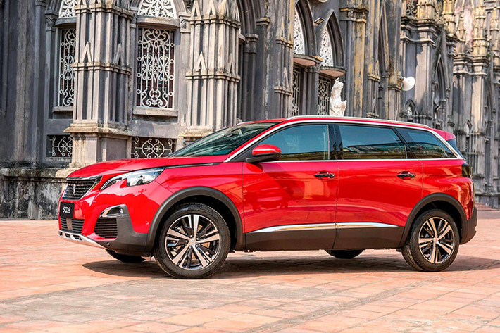 Bên cạnh đó, 2 phiên bản Peugeot 3008 và 5008 giá rẻ mới còn có thêm lựa chọn màu sơn ngoại thất 2 tông: 1 tông đen cố định và tông còn lại sẽ là một 4 màu: xanh, đỏ, cam và trắng.