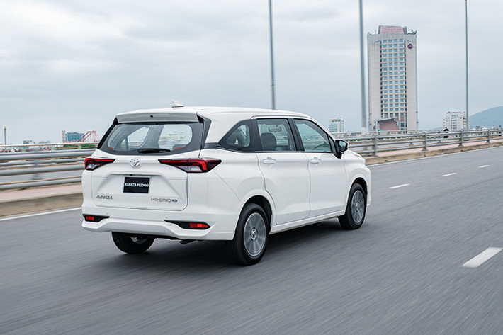 Tuy nhiên, điểm trừ của Toyota Avanza Premio 2022 vẫn nằm ở khu vực nội thất, cụ thể là các hàng ghế chỉ được bọc nỉ chứ chưa được bọc da. Nguyên nhân là tại đất nước có khi hậu oi bức vào mùa hè như Việt Nam, chất liệu nỉ sẽ hấp nhiệt, gây khó chịu cho người dùng và không chỉ vậy, ghế nỉ bám bẩn cũng khó tẩy hơn ghế da.