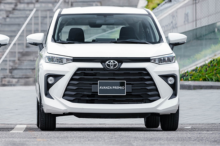 Ở thế hệ mới, Toyota Avanza Premio 2022 giá rẻ được phát triển dựa trên cơ sở gầm bệ Daihatsu New Global Architecture (DNGA) tương tự như "người anh em" Toyota Raize dẫn đến một số điểm tương đồng về mặt thiết kế, đặc biệt là lưới tản nhiệt ở phần đầu xe. Đang tiếc, xe không có gói an toàn Toyota Safety Sense.