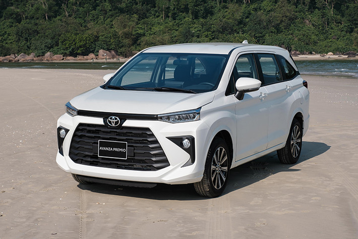 Vừa được giới thiệu chính thức tại Việt Nam, Toyota Avanza Premio 2022 mới có phần “lu mờ”, không được khách Việt quan tâm nhiều như đàn anh Veloz Cross. Nguyên nhân là do từ trước đến nay, Toyota Avanza không phải là cái tên quá nổi trội còn Toyota Veloz Cross 2022 là sản phẩm lần đầu được ra mắt Việt Nam.