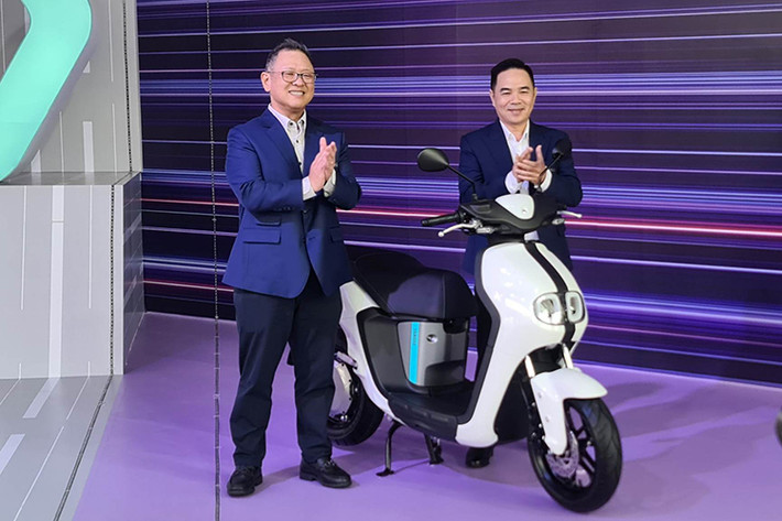 Liên doanh xe máy Nhật Bản - Yamaha Việt Nam vừa chính thức giới thiệu đến người tiêu dùng Việt hai mẫu xe là Yamaha XS155R và xe điện Yamaha NEO'S. Đáng chú ý, đây là hãng xe Nhật Bản đầu tiên bán xe ga Yamaha NEO'S chạy điện tại thị trường Việt Nam.