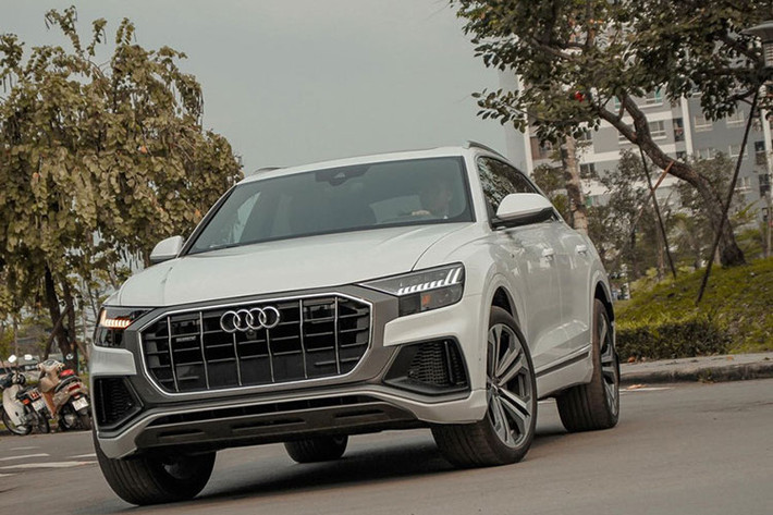Xe có thể dễ dàng tăng tốc từ vị trí xuất phát lên 100 km/h chỉ trong thời gian 5,7 giây trước khi đạt vận tốc tối đa 210 km/h. Các trang bị an toàn có trên Audi Q8 bao gồm hỗ trợ kiểm soát hành trình thích ứng, hỗ trợ sang đường, cảnh báo chệch làn đường, camera 360 độ, tính năng vào garage bằng điều khiển từ xa và cảnh báo vỉa hè.