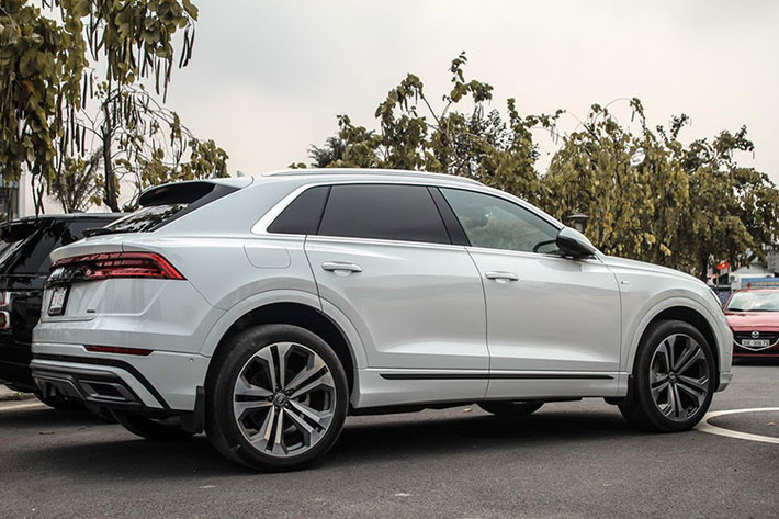 Mẫu Audi Q8 của đại gia Thanh Hóa thuộc bản 55 Sline, vì thế, khối động cơ của xe sẽ là V6, dung tích 3.0 lít, sản sinh công suất tối đa 340 mã lực và mô-men xoắn cực đại 500 Nm. "Trái tim" này của Audi Q8 được truyền tới cả 4 bánh thông qua hộp số tự động 8 cấp tiptronic.