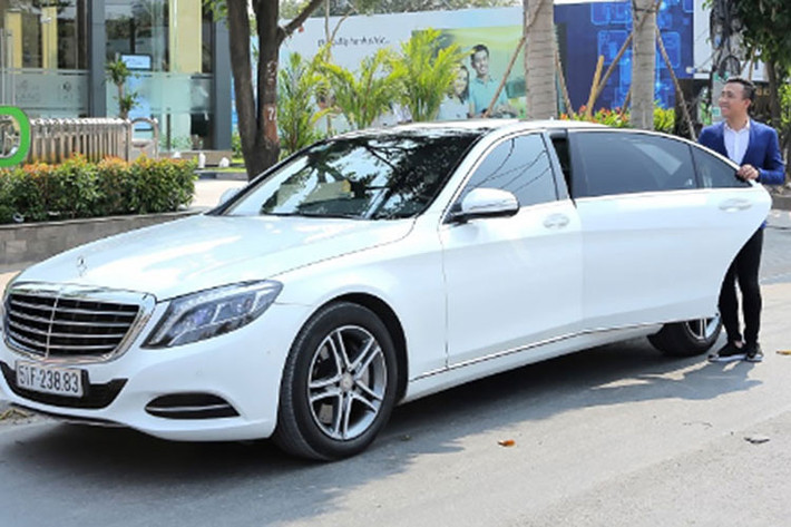 Đáng chú nhất chính là chiếc xe sang Mercedes-Benz S400L được Trấn Thành tậu vào năm 2015 với giá khoảng 4 tỷ đồng và được chính anh cầm lái để đưa bà xã Hari Won "về dinh" vào hồi tháng 12/2016. Đây cũng là chiếc xe hạng sang từng được chàng MC này sử dụng làm phương tiện di chuyển hằng ngày.