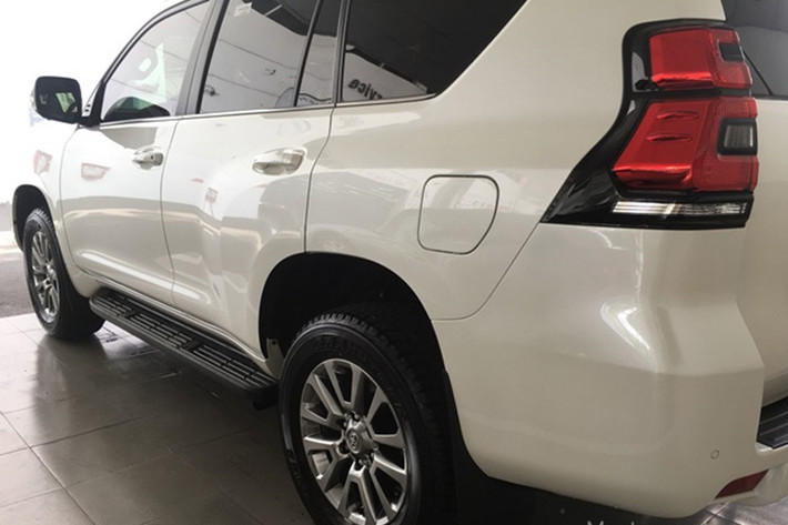 Khối động cơ của Toyota Land Prado bị chê khá nhiều. Bởi động cơ này khá yếu nếu so với đối thủ Explorer. Và nếu mọi người để ý thì động cơ của Land Prado 2020 chính là động cơ của Fortuner máy xăng. Theo đó, động cơ này có công suất 164 mã lực, mô men xoắn 245 Nm. Kết hợp với đó là hộp số tự động 6 cấp. Đặc biệt, Land Prado 2020 sử dụng hệ truyền động 2 cầu 4 bánh toàn thời gian.