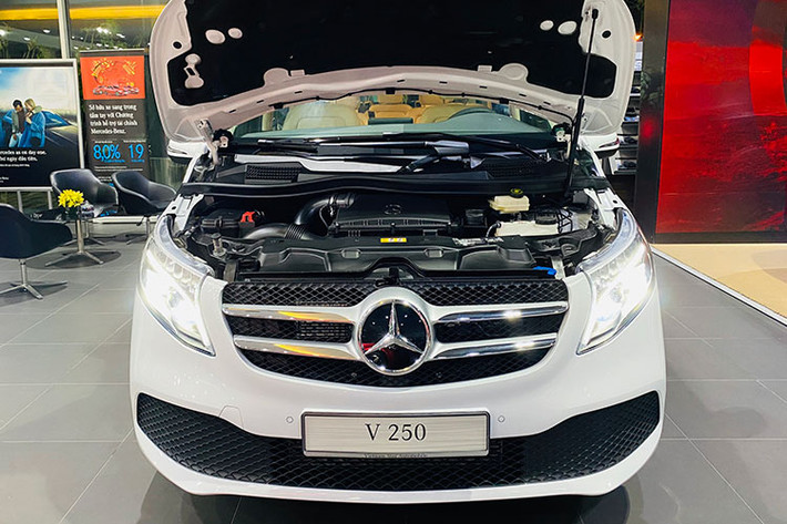 Dòng xe Mercedes-Benz phiên bản V250 Luxury sở hữu khối động cơ 4 xi-lanh thẳng hàng, dung tích 2.0 lít sản sinh công suất tối đa 211 mã lực và mô-men xoắn cực đại đạt 350 Nm.