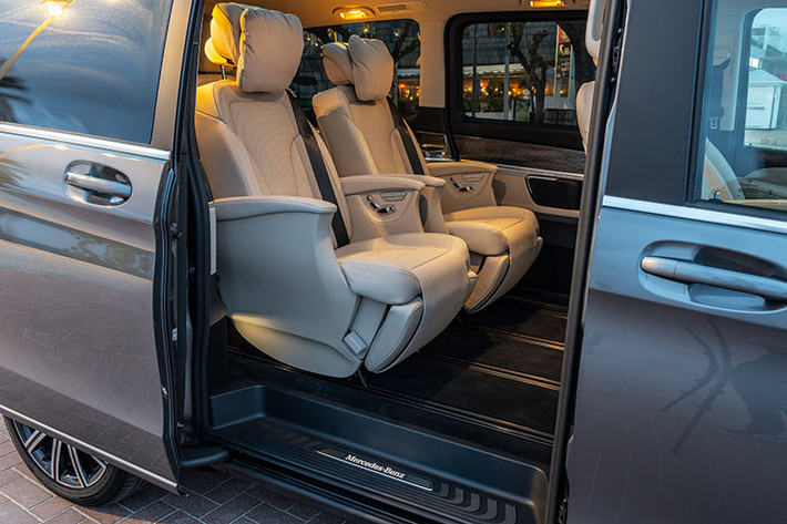 Hai chiếc MPV hạng sang Mercedes-Benz V-Class của Cường Đô la mới mua là bản nâng cấp giữa vòng đời nên có một số thay đổi ở thiết kế ngoại thất như hốc hút gió và lưới tản nhiệt lớn hơn, hệ thống đèn là loại Full-LED cá tính.