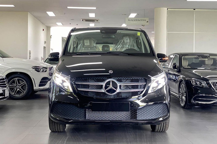 Trong khi Subeo ưng mắt chiếc xe MPV hạng sang Mercedes-Benz V-Class màu đen thì cô em gái Suchin lại chọn cho mình chiếc xe Mercedes-Benz V-Class màu trắng. Trước đó, con gái rượu của Cường Đô la và Đàm Thu Trang cũng đã sở hữu cho mình chiếc xe mui trần MINI John Cooper Works Convertible với ngoại thất được dán lại bộ áo tông xuyệt tông với màu sơn xe Mercedes-AMG G63 của mẹ