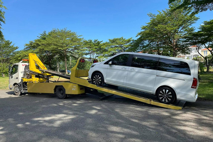 Cặp đôi Mercedes-Benz V-Class mới được Cường "Đô-la" chốt giao dịch nhiều khả năng thuộc phiên bản V250 Luxury. Mức giá xe Mercedes-Benz V250 Luxury bán ra chính hãng khoảng 2,662 tỷ đồng (khoảng hơn 5 tỷ đồng cho 1 cặp).