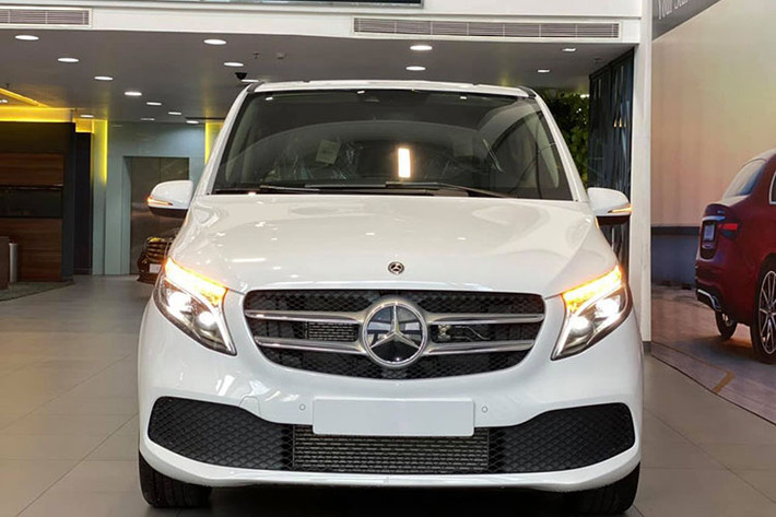Nếu nói về độ sự chịu chơi siêu xe ở trong nước không thể nào bỏ qua cái tên Nguyễn Quốc Cường hay còn được nhiều người biết đến với biệt danh Cường Đô la. Ước tính ông xã của Đàm Thu Trang từng sở hữu hơn 35 chiếc siêu xe đủ chủng loại cũng như thương hiệu. Mới đây nhất, doanh nhân Tây Nguyên đã chốt mua 1 cặp xe Mercedes-Benz V-Class mới để tặng cho 2 con cưng của mình.