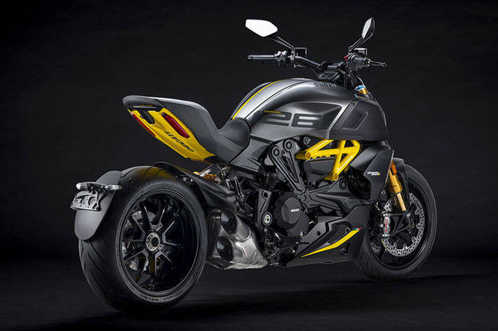 Phiên bản giới hạn lần này của mẫu xe cơ bắp Ducati Diavel 1260 S 2021 được đặt tên Black and Steel và không có thay đổi nào ở thiết kế bên ngoài. Chiếc xe sẽ vẫn là một mẫu Power Cruiser to lớn và cơ bắp với dáng lái không thể trộn lẫn.