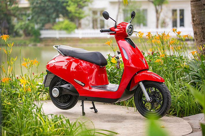 Mẫu xe Vinfsat Evo 200 2022 sở hữu kiểu dáng mềm mại, theo phong cách hiện đại của các dòng xe tay ga châu Âu. Với kích thước dài, rộng, cao lần lượt 1.800 x 710 x 1.063 (mm), chiều cao yên 750 mm, VinFast Evo 200 phù hợp với vóc dáng người Việt.