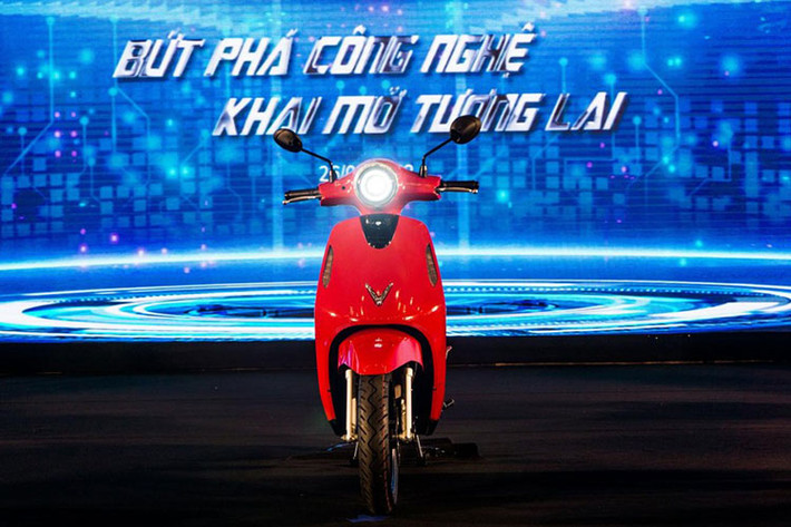 Khác với các mẫu xe máy điện VinFast từng sản xuất và phân phối, VinFast Evo 200 có thiết kế cụm đèn pha tròn, đèn xi-nhan thiết kế thẳng đứng và đặt hai bên yếm xe trước, tương tự cách bố trí của một số dòng xe Vespa hiện nay