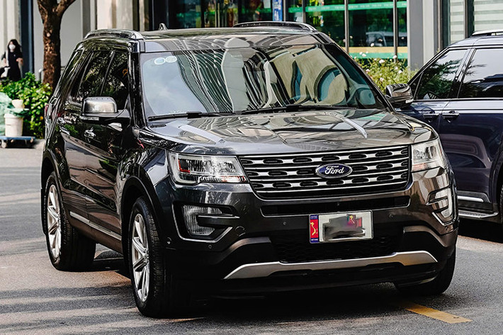 Ford Explorer SUV cỡ lớn được xếp vào hạng sang trọng, xe chính thức được Ford Việt Nam giới thiệu tại triển lãm Vietnam Motor Show 2016. Ở thời điểm mới ra mắt, Ford Explorer được phân phối theo hình thức nhập khẩu nguyên chiếc từ Mỹ.