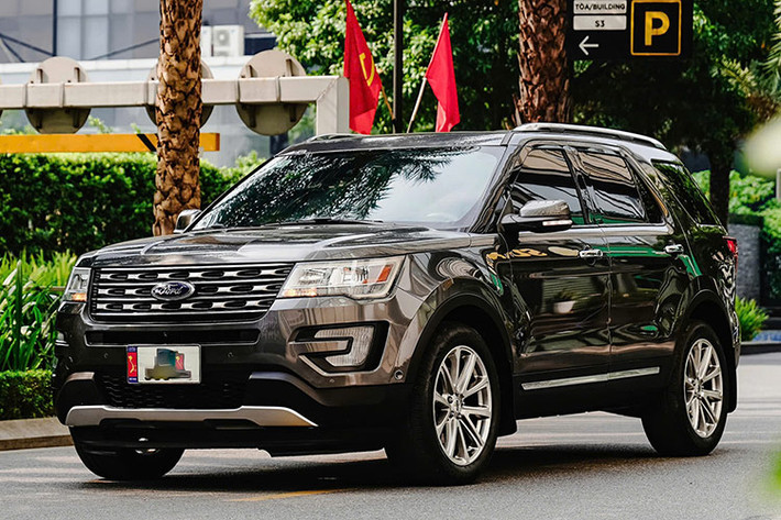 Khi mới ra mắt thị trường Việt Nam, mức giá xe Ford Explorer 2017 khá đắt đỏ lên tới tới 2,18 tỷ đồng. Chiếc Explorer đời 2017 cũ trong bài viết này hiện đang được rao bán với mức giá khoảng 800 triệu đồng. hư vậy, sau 7 năm lăn bánh, Ford Explorer 2017 khấu hao hơn 1 tỷ đồng và được xem là mẫu SUV cỡ lớn đang mua lại.
