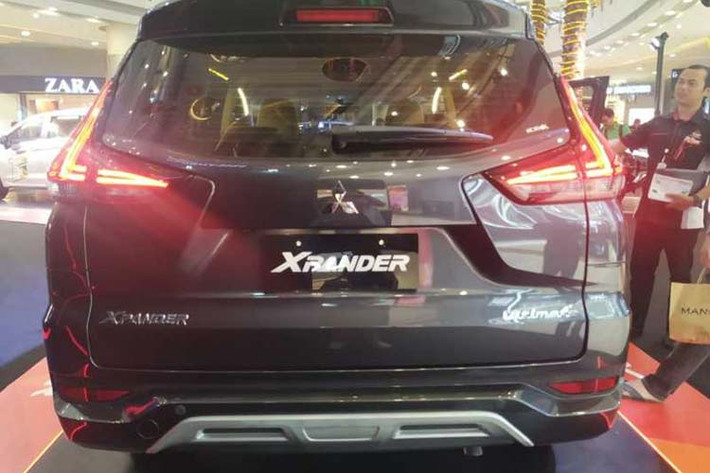 Một điểm thay đổi nữa của Mitsubishi Xpander 2020 chính là dải đèn LED định vị ban ngày, bên cạnh đó mâm xe được làm mới với 2 tông màu kích cỡ 16 inch. Ăng-ten vây cá mập và cửa kính phía sau lắp thêm hệ thống dây nhiệt nhằm tránh tình trạng kính bị mờ khi đi trong sương mù.