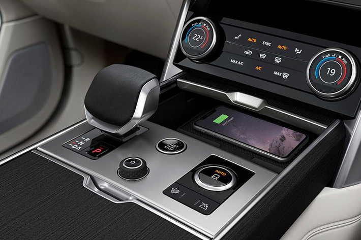 Range Rover mới là mẫu xe đầu tiên sử dụng kiến trúc mô-đun linh hoạt động cơ đặt dọc mới Modular Longitudinal Architecture (MLA-Flex) của Land Rover. Kiến trúc thân xe MLA-Flex có thể đáp ứng các hệ thống động cơ đốt trong, động cơ lai điện và hoàn toàn bằng điện, thể hiện bước tiếp theo trong chiến lược kiến trúc đơn giản hóa của hãng xe Anh quốc.