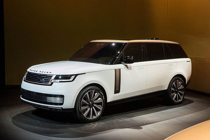 Các chi tiết phẳng và chặt chẽ là đặc điểm nổi bật trên mẫu xe SUV hạng sang Range Rover mới, được tạo ra bằng công nghệ hỗ trợ như thiết kế kính phẳng, với chi tiết hoàn thiện đường viền cửa sổ ẩn và các khớp nối vòm mái xe được hàn laser liền mạch. Hệ thống đèn hậu được thiết kế ẩn và chỉ phát sáng khi hoạt động là chi tiết quan trọng góp phần tạo nên tính đặc trưng của Range Rover mới.