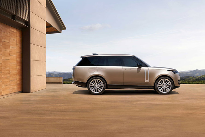 Khả năng vận hành đặc trưng của Range Rover có được Hệ thống Kiểm Soát Khung Gầm Tích Hợp - đây là công nghệ khung gầm toàn diện nhất. Ngoài ra hệ thống Đánh Lái Bốn Bánh cho cảm giác lái ổn định ở tốc độ cao và bán kính quay đầu gọn gàng nhất. Công nghệ Cân Bằng Thân Xe Dynamic Response Pro điều khiển điện tử cung cấp khả năng phản ứng nhanh trong việc kiểm soát độ nghiêng thân xe để nâng cao sự điềm tĩnh và linh hoạt trong mọi điều kiện khác nhau...