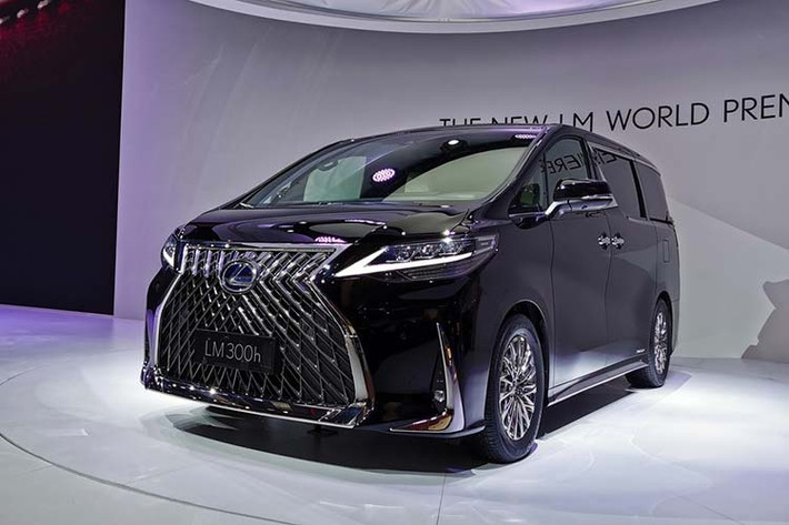 Cách đây không lâu, bảng giá năm 2020 được cho là của Lexus tại thị trường Indonesia đã bất ngờ được lan truyền trên mạng. Trong bảng này, xuất hiện cả giá bán của mẫu MPV hạng sang Lexus LM 2020. Sau Indonesia, đến lượt giá xe Lexus LM 2020 tại Philippines được hé lộ.