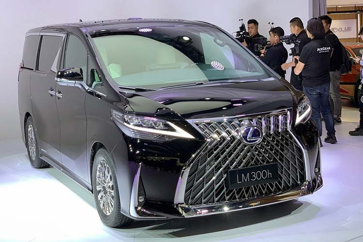 Đằng sau xe được trang bị cụm đèn hậu nối liền nhau và nằm ngay trên dải mạ crôm vắt ngang cửa cốp. Trên cản sau cũng có những chi tiết mạ crôm nhằm tăng vẻ sang trọng cho mẫu MPV nhà Lexus. Hiện chưa rõ sau Indonesia và Philippines, Lexus LM 2020 có được giới thiệu ở những thị trường Đông Nam Á khác như Việt Nam hay không.