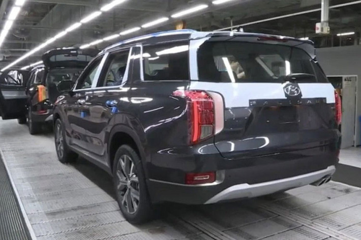 Do đó, không có gì ngạc nhiên khi hãng Hyundai hiện đang gặp khó khăn trong việc đáp ứng nhu cầu của khách hàng Mỹ dành cho mẫu SUV cỡ lớn này. Vì vậy, việc tăng sản lượng sản xuất Hyundai Palisade 2022 mới là điều tất yếu.