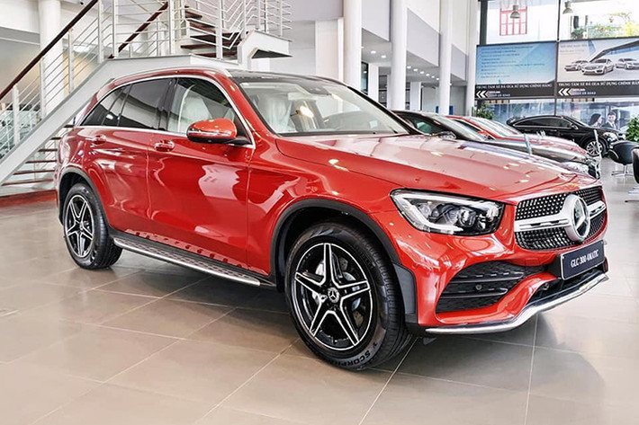 Đối với showbiz Việt, Mercedes-Benz GLC là sự lựa chọn được nhiều người nổi tiếng hướng tới. Trước diễn viên Bảo Thanh gần đây nhất có cầu thủ bóng đá Quang Hải cũng chọn mua Mercedes-Benz GLC 300 4Matic 2020 và trước đó là một loạt cái tên như cầu thủ Duy Mạnh, cầu thủ Bùi Tiến Dũng, Thủy Top, Hoàng Yến Chibi,…