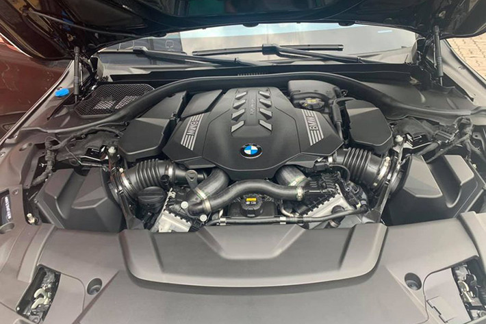 Bên cạnh sự vượt trội về mặt trang bị tiện nghi, BMW 750Li 2020 còn nổi trội hơn các phiên bản 730, 740Li ở phần trang bị động cơ. Cụ thể, mẫu xe này sử dụng động cơ V8 4.4L, sản sinh công suất tới 445 mã lực và 650 Nm mô-men xoắn cực đại. Sức mạnh này được truyền tới 4 bánh xe thông qua hộp số tự động 8 cấp. Từ đó, BMW 750Li 2020 có thể tăng tốc từ 0 - 100 km/h chỉ trong khoảng thời gian 4.3 giây.