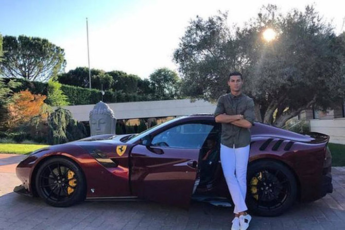 Siêu xe Ferrari F12tdf hàng hiếm nằm trong số 799 chiếc duy nhất được sản xuất trên toàn thế giới vừa được Cristiano Ronaldo bổ sung cho bộ sưu tập của mình vào năm 2017. Đây là phiên bản hạn chế số lượng với mức giá khởi điểm cho siêu xe này vào khoảng 350.000 USD.