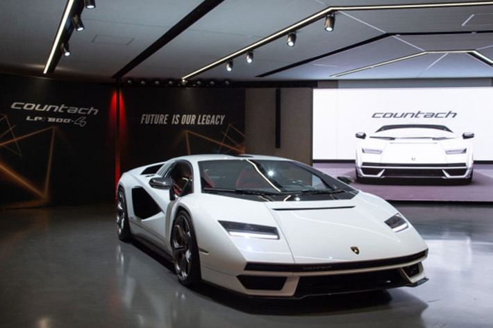 Lamborghini Countach thế hệ mới được lấy cảm hứng từ khá nhiều dòng xe huyền thoại trong quá khứ của thương hiệu, trong đó, phần đầu xe sở hữu đèn pha hình thang, mũi xe khá "hiền" và hốc gió hình chữ nhật, tổng thể trông rất giống với chiếc LP5000 QV Quattrovalvole đời 1985.