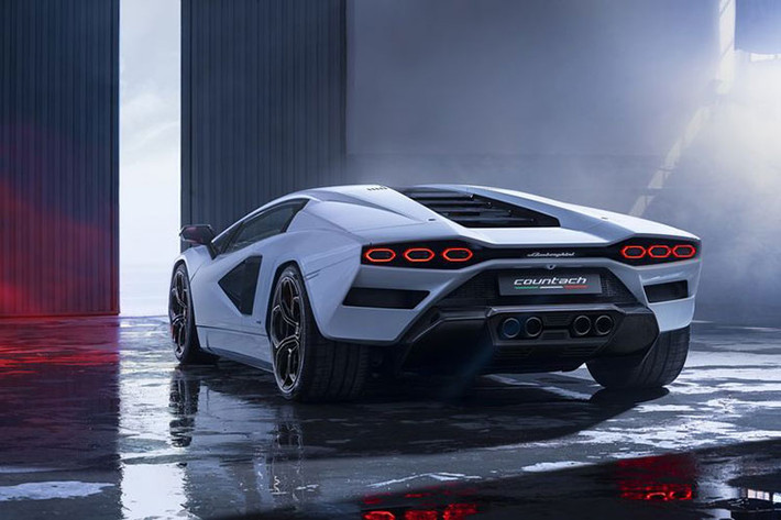 Bộ mâm của siêu xe Lamboghini Countach LPI 800-4 thế hệ mới có vẻ ngoài cổ điển với kích thước 20 inch ở cầu trước và 21 inch cho cầu sau, đi kèm lốp Pirelli P Zero Corsa. Kết cấu thân xe khiến nhiều người liên tưởng đến mẫu Countach thử nghiệm năm 1971, đặc biệt là phần mui và kính chắn gió sau với thiết kế "periscopio".