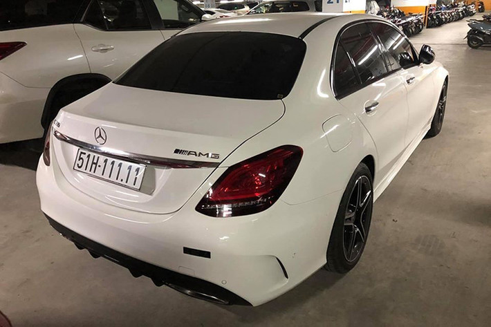 Ngoài ra, còn có một chiếc xe Mercedes-Benz C300 AMG khác đeo biển "ngũ quý" nhưng là đầu số 1. Những chiếc biển số đẹp đã giúp giá trị của các mẫu xe sang Mercedes-Benz khi rao bán lại tăng chóng mặt.