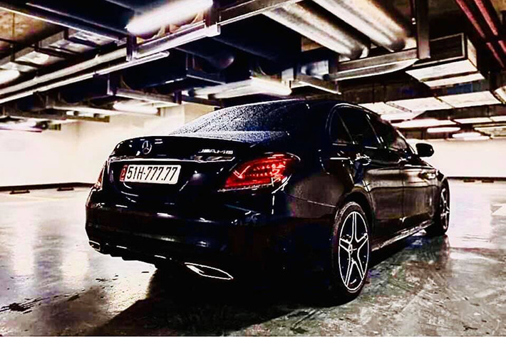 Ngay sau đó, chiếc xe Mercedes-Benz C300 AMG biển ngũ quý 7 đã được rao bán lại vào giữa tháng 8 năm 2020 và đến nay, lại rộ lên thông tin một doanh nhân chuyên sưu tầm xe máy và ô tô biển đẹp rao bán lại chiếc xe Mercedes-Benz C300 AMG 2020 biển toàn 7 này với giá 5,5 tỷ đồng.