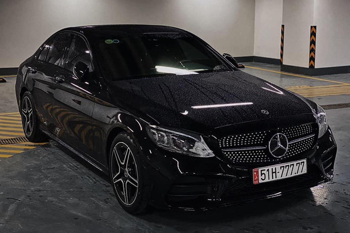 Hiện giá xe Mercedes-Benz C300 AMG 2020 mới nhất tại Việt Nam là 1,939 tỷ đồng, tính luôn chi phí lăn bánh, một chiếc xe Mercedes-Benz C300 AMG 2020 mang biển Sài thành sẽ rơi vào khoảng 2,16 tỷ đồng.