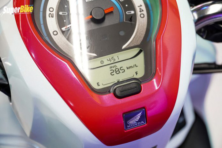 Về mặt trang bị, Honda Scoopy 2021 sở hữu đồng hồ dạng analog kết hợp với kỹ thuật số. Trong đó đồng hồ analog cho biết vận tốc của xe, màn hình kỹ thuật số sẽ hiển thị các thông tin như mức tiêu thụ nhiên liệu, thời gian, lượng xăng trong bình.
