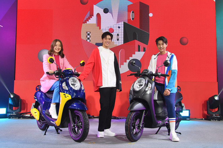 Xe ga Honda Scoopy cỡ nhỏ đã được thương hiệu xe Nhật Bản phân phối tại thị trường Indonesia đã 10 năm qua. Trước khi bước sang năm 2021, nhà phân phối xe Honda tại Indonesia là Astra Honda Motor vừa chính thức ra mắt thế hệ mới nhất của mẫu Scoopy với một số nâng cấp.