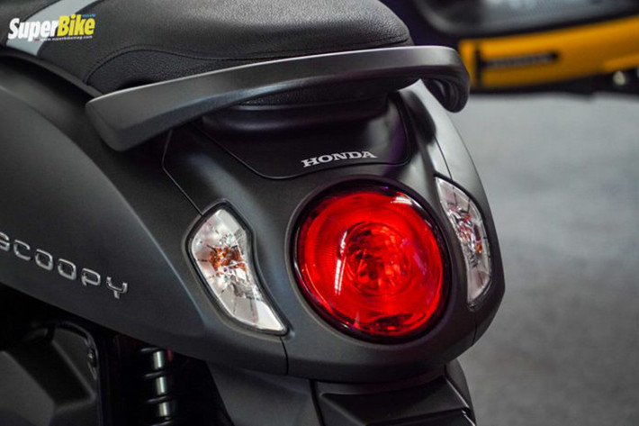 Đèn hậu của Scoopy 2021 cũng được các nhà thiết kế làm khác hoàn toàn so với bản cũ. Kiểu dáng của chiếc đèn hậu này đã trở nên tinh tế và thẩm mỹ hơn hẳn. Hai bên xi nhan là một hình đa giác đã được bo trò khéo léo đi theo kiểu dáng tròn xoe của đèn hậu, nhìn tổng thể thật bắt mắt và thu hút sự chú ý.
