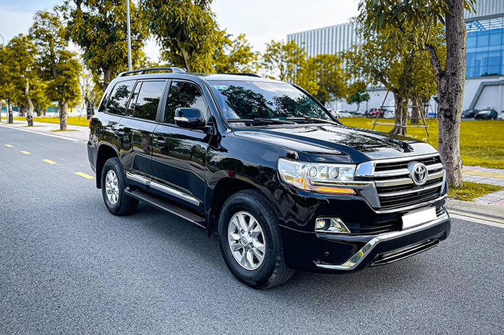 Từ trước đến nay, cái tên Toyota Land Cruiser tại Việt Nam luôn được xem là dòng xe bán chạy hàng đầu trong phân khúc SUV full size thương hiệu phổ thông. Land Cruiser được nhiều khách hàng Việt có điều kiện kinh tế khá giả nhưng không thích phô trương lựa chọn bởi vận hành bền bỉ, chi phí bảo dưỡng hợp lý và giữ giá.