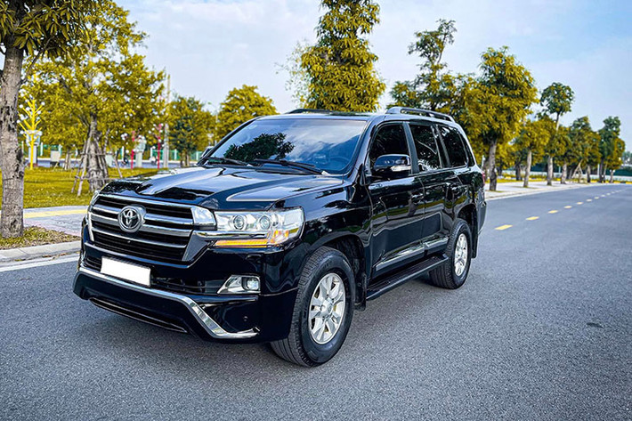 Trang bị hệ thống điều hòa tự động 4 vùng độc lập hiện đại với cửa gió cho tất cả các vị trí ghế, hộp làm mát. Vô lăng 4 chấu, đồng hồ analog tích hợp màn hình hiển thị đa thông tin (áp suất lốp và cả chế độ ECO). Hệ thống âm thanh giải trí (Tiêu chuẩn) gồm CD 1 đĩa, 6 loa…