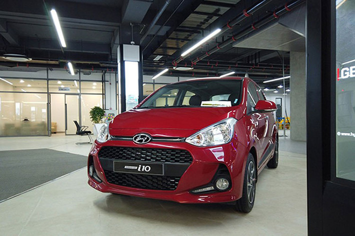 Trong tháng 2/2021, doanh số Hyundai Grand i10 giảm mạnh tới 880 xe so với tháng 1/2021, khiến mẫu xe Hàn Quốc tiếp tục để mất vị trí dẫn đầu phân khúc hạng A về tay Fadil và đứng cuối cùng trong bảng xếp hạng Top 10 xe bán chạy nhất với doanh số 513 xe bán ra. Dù giảm mạnh so với tháng 1/2021 nhưng đây là kết quả đáng khích lệ trong giai đoạn kinh doanh thấp điểm của toàn thị trường ôtô Việt Nam, khi trùng với kỳ nghỉ tết Tân Sửu và ảnh hưởng của dịch Covid-19.