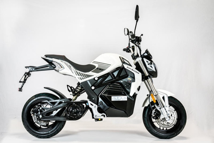 Benelli TNT 135 vừa có thêm một phiên bản sử dụng động cơ điện tại thị trường Mỹ, nó được đặt tên là CSC Motorcycles City Slicker. Giá xe Benelli TNT 135 điện này đang được phân phối với giá 2.495 USD (khoảng 57,8 triệu đồng).