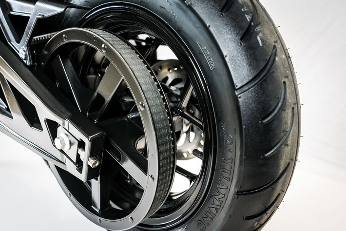 Khác với TNT135 dùng truyền động bằng xích (sên), City Slicker sử dụng truyền động dây đai và có khả năng chuyển qua số lùi.