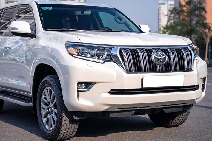 Về ngoại hình, mẫu xe được Toyota nâng cấp lên mâm 19 inch thay cho 18 inch của phiên bản trước. Xe cũng đã được trang bị sẵn giá nóc, một trang bị mà nhiều người cho rằng cần có từ sớm hơn. Gương chiếu hậu điều chỉnh điện, gập điện, sấy gương, tích hợp đèn báo rẽ và thêm đèn chào mừng cũng như tự điều chỉnh khi lùi.